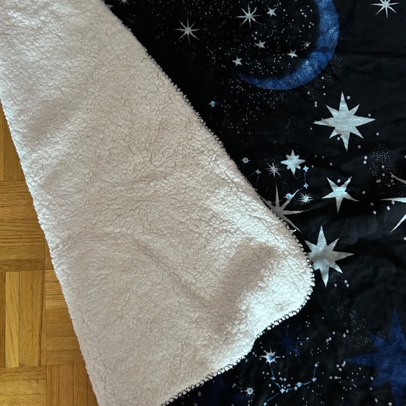 FREE SHIPPING Victoria’s Secret galaxy throw blanket 🌌 - Picture 2 of 3